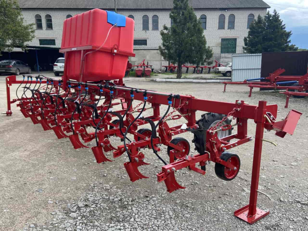 Row cultivator КПН-5,6 with liquid mineral fertilizer application system (8 row)