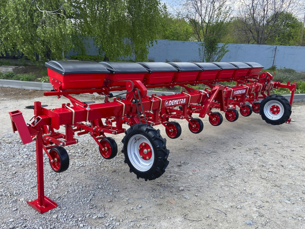 Row cultivator КПН-5,6 with a feeding device (8 row)