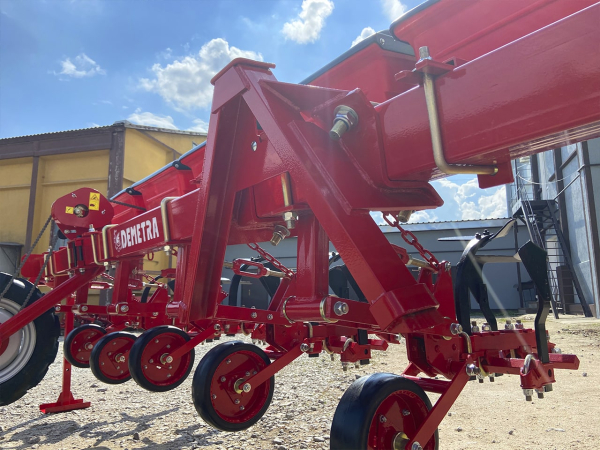 Row cultivator КПН-5,6 with a feeding device (8 row)