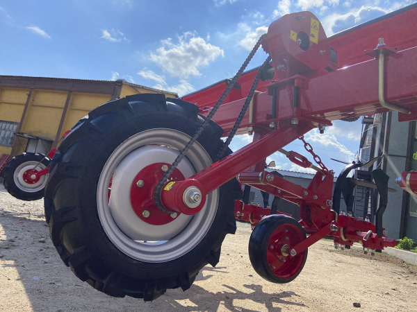 Row cultivator КПН-5,6 with a feeding device (8 row)