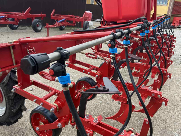 Row cultivator КПН-5,6 with liquid mineral fertilizer application system (8 row)