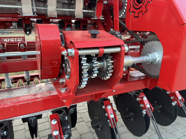 SZD-360 grain and fertiliser seeder with finger tucker